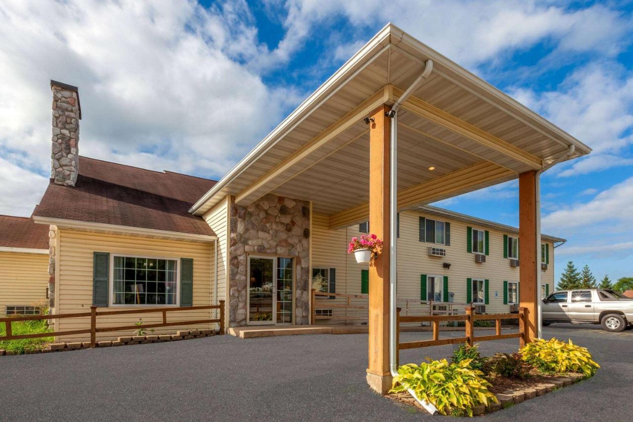 Super 8 By Wyndham Berlin Wi Hotel Exterior photo