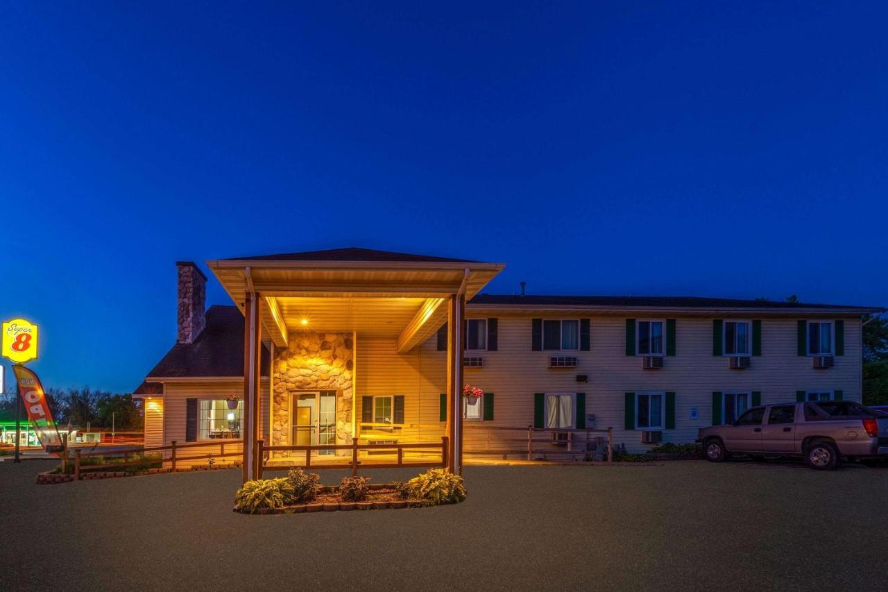 Super 8 By Wyndham Berlin Wi Hotel Exterior photo