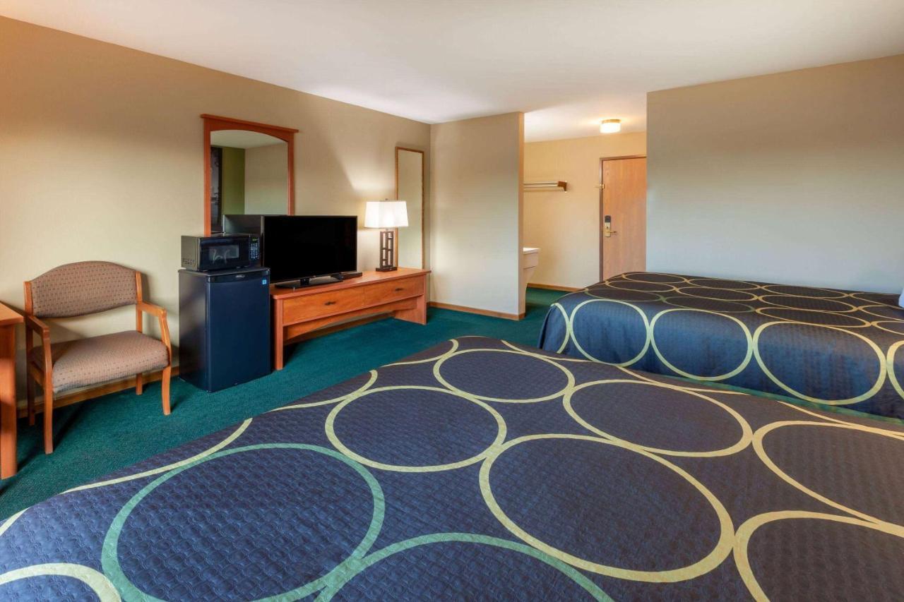 Super 8 By Wyndham Berlin Wi Hotel Exterior photo